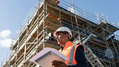 Albañil trabajando en una obra de Murcia, referencia de precios 2026