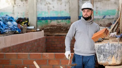 Albañil ejecutando trabajos de fábrica en una vivienda de Murcia